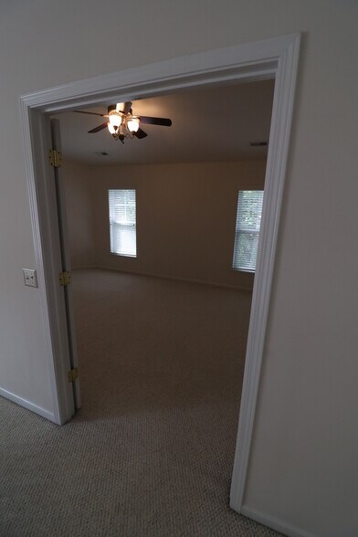 Building Photo - 10979 Princeton Village Dr