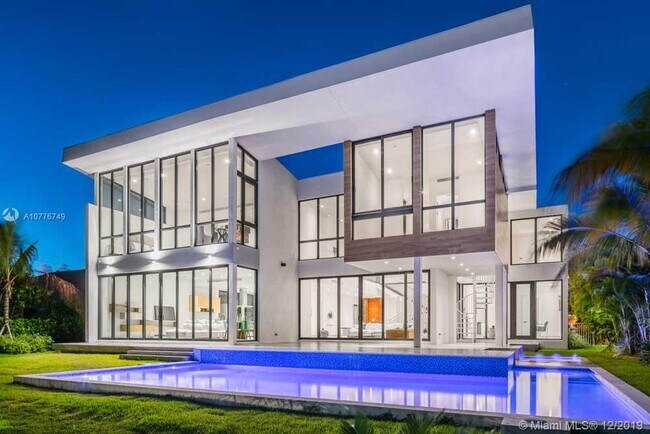 Building Photo - 521 Holiday Dr