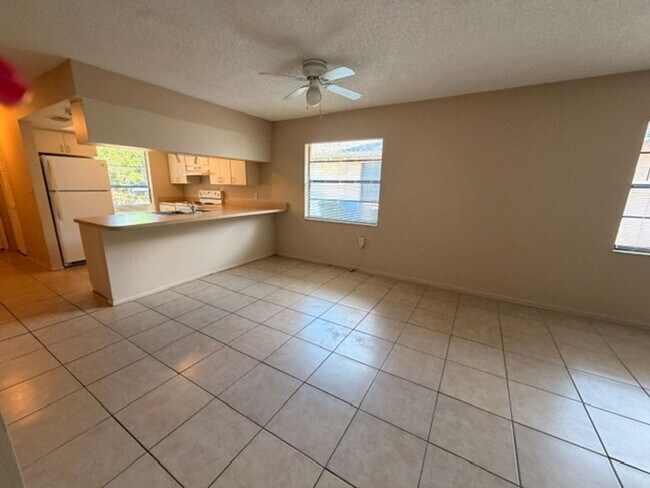 Building Photo - Open and bright 2/2 with garage