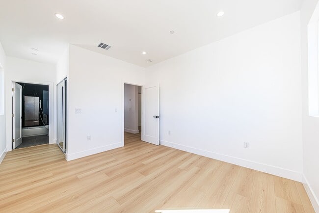 Building Photo - 2424 S West View St