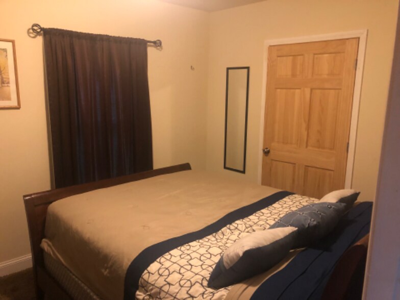 Building Photo - 35 River St