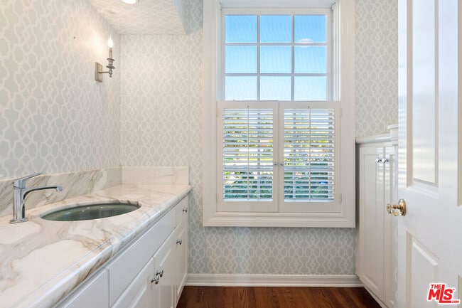 Building Photo - 360 Alma Real Dr