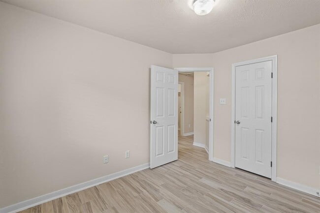Building Photo - 10918 Barker View Dr