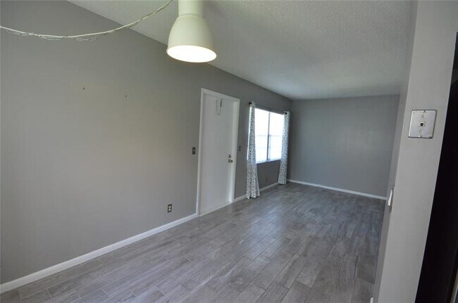 Building Photo - 144 Mansfield D