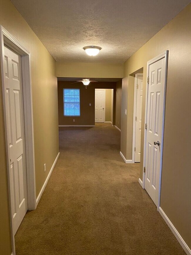 Building Photo - Open Concept 4 Bedroom Home & PETS WELCOME!!!