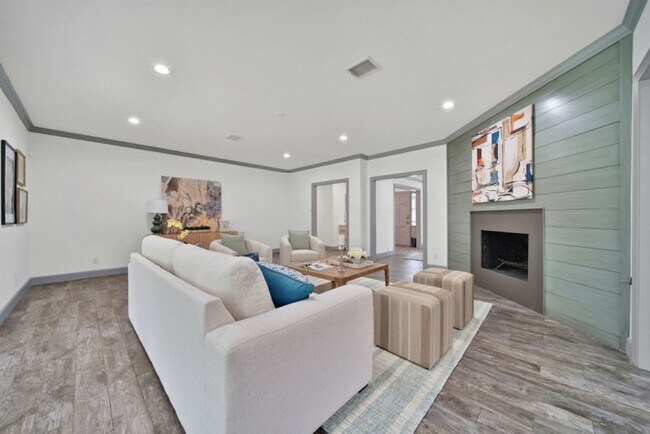 Building Photo - 10042 Briar Forest Dr