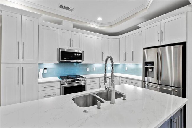 Building Photo - 1841 Gainsborough Dr