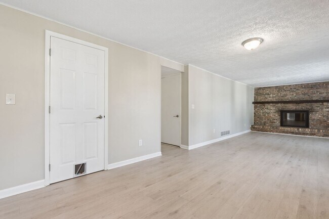 Building Photo - 953 S Spring Rd