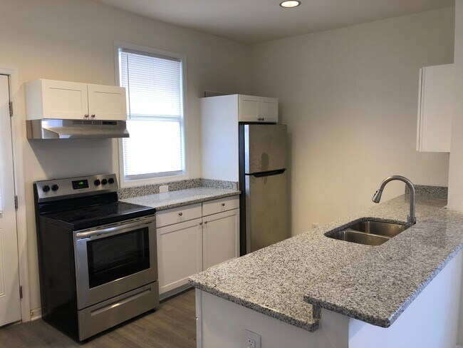 Building Photo - Renovated Duplex