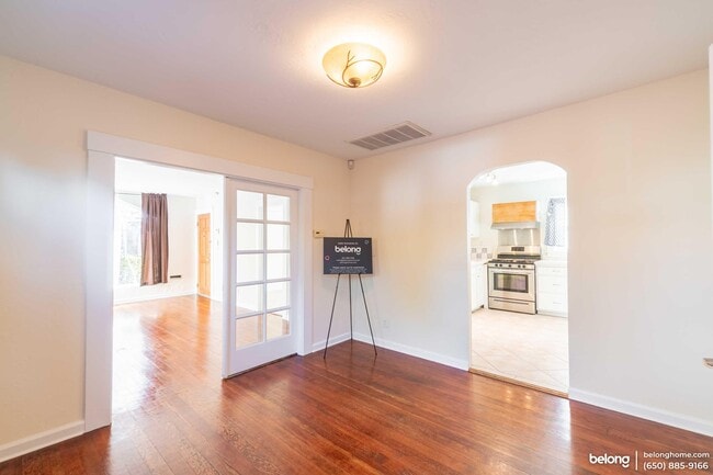 Building Photo - 2400 Bonar St