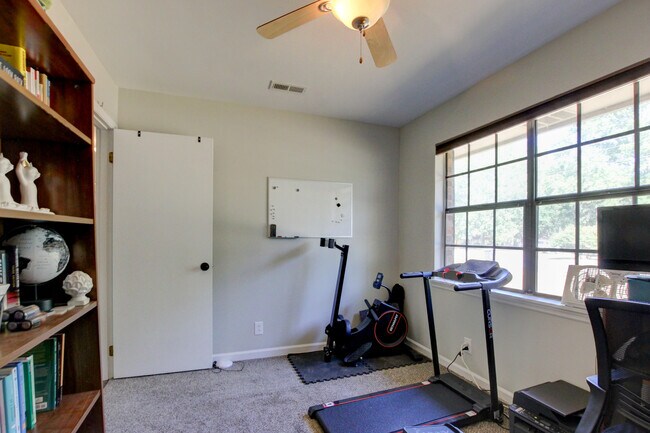 Building Photo - 554 Roselawn Dr