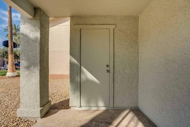 Building Photo - 318 E Vine Cir