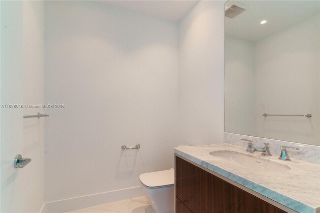 Building Photo - 15701 Collins Ave