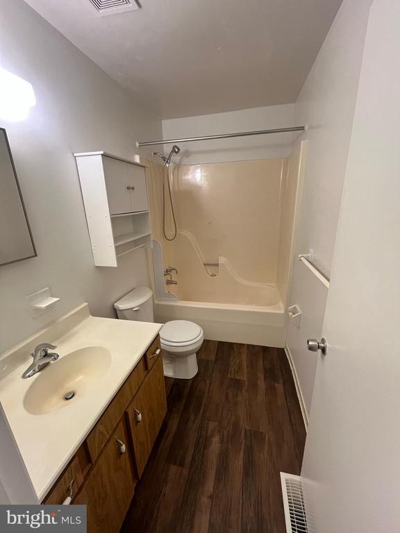 Building Photo - 634 Glynlee Ct