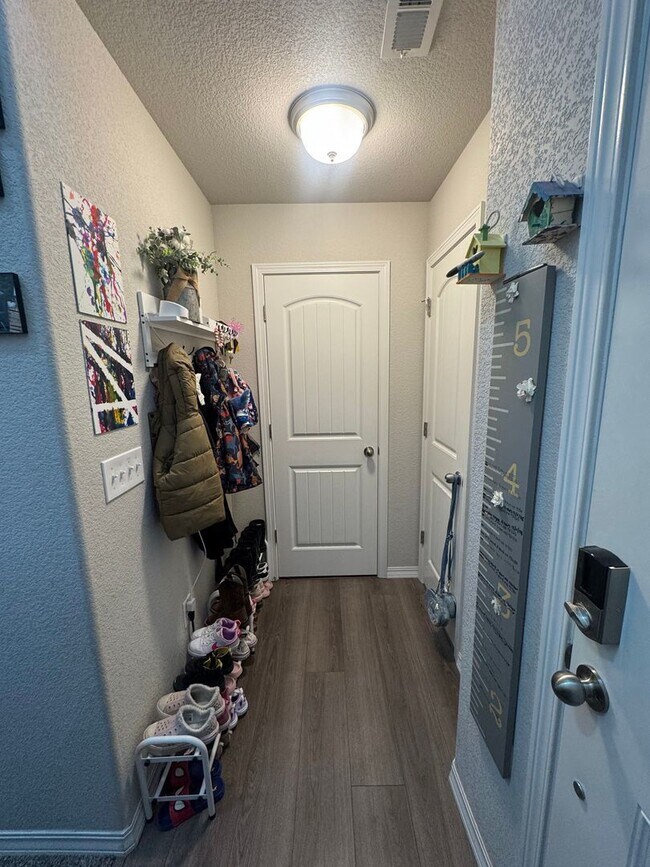 Building Photo - 3 Bed 2.5 Bath Home in Fountain Available in June