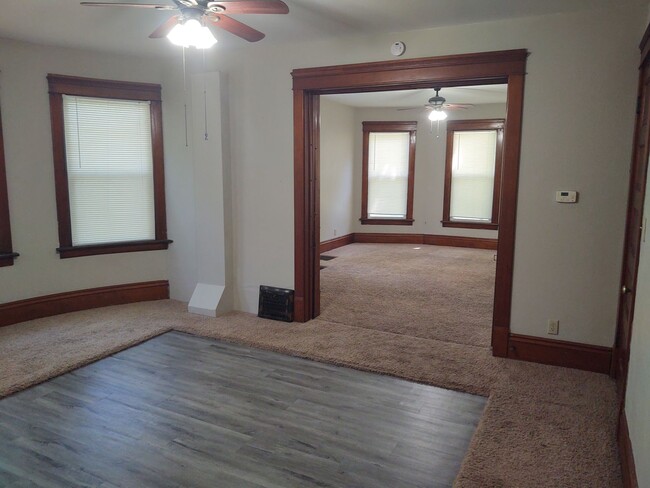 Building Photo - Huge 4 Bedroom 2,5 Bathroom 2 Car Garage H...