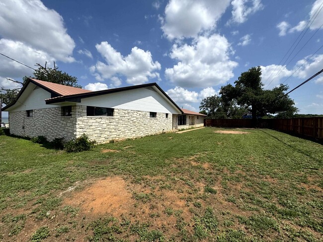 Building Photo - 101 Lake Breeze Dr