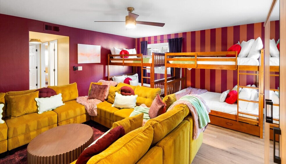 Building Photo - 2431 E Laurel St