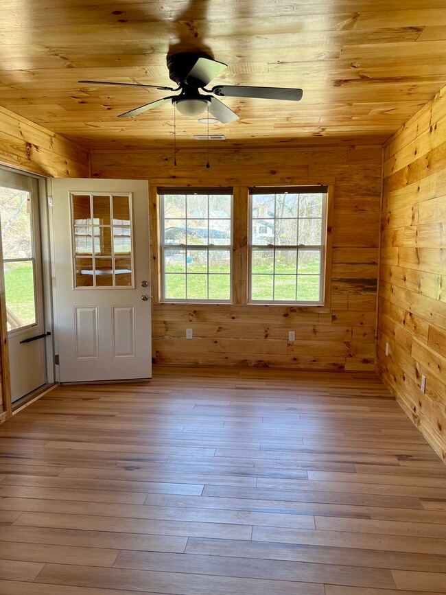 Building Photo - Updated 2 Bed 1 Bath Home in Mars Hill, NC!!