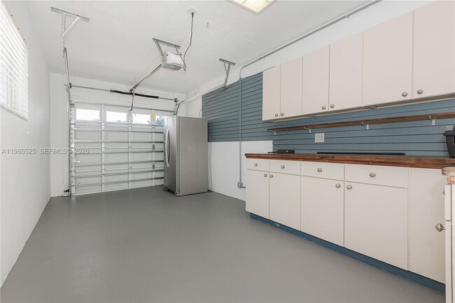 Building Photo - 2070 NE 65th St