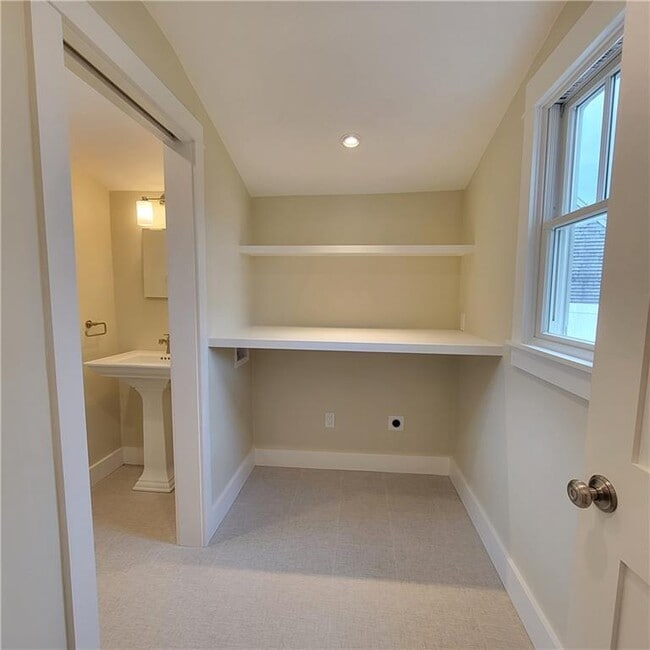 Building Photo - 33 Sakonnet Dr