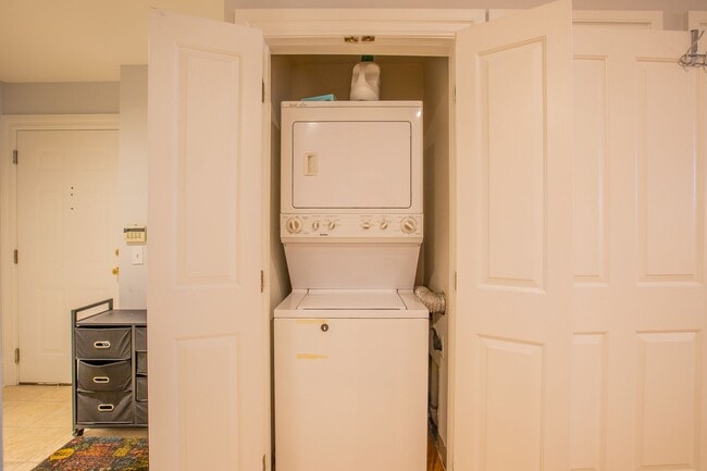 Building Photo - Amazing 1 BR/1 BA Condo in Dupont Circle!