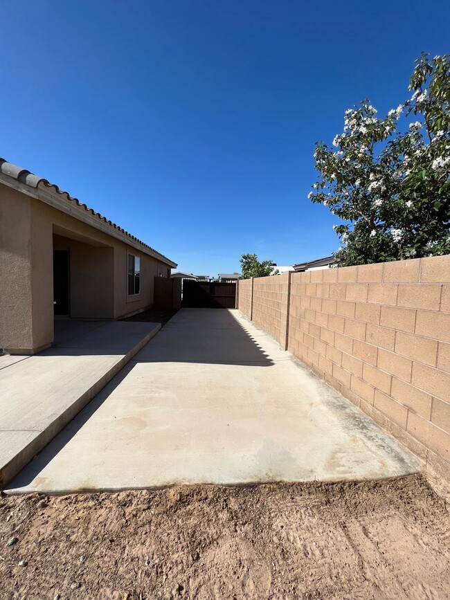 Building Photo - SOLAR HOME!!