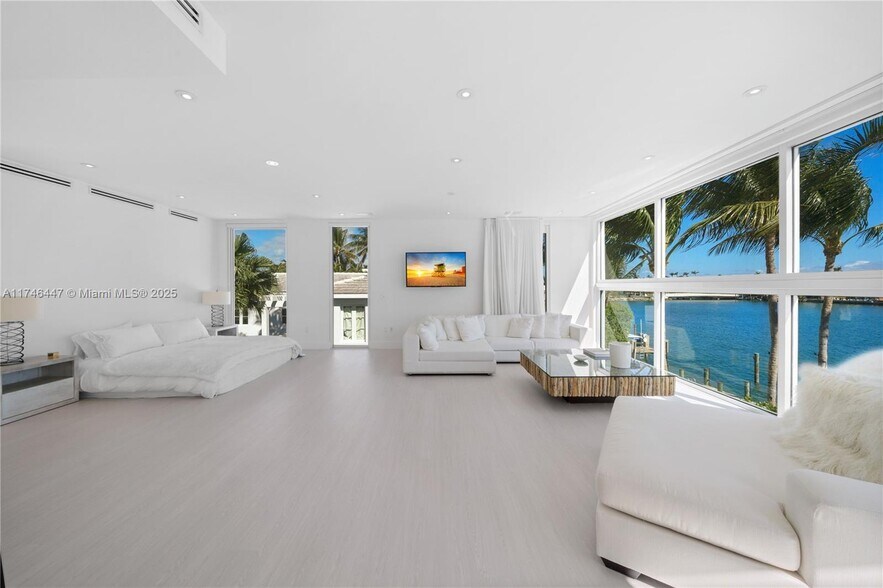 Building Photo - 1061 N Venetian Dr