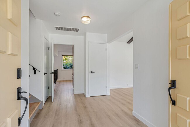 Building Photo - Stunning Updated Home in Almaden Valley