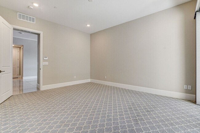 Building Photo - Mira Villa Condo