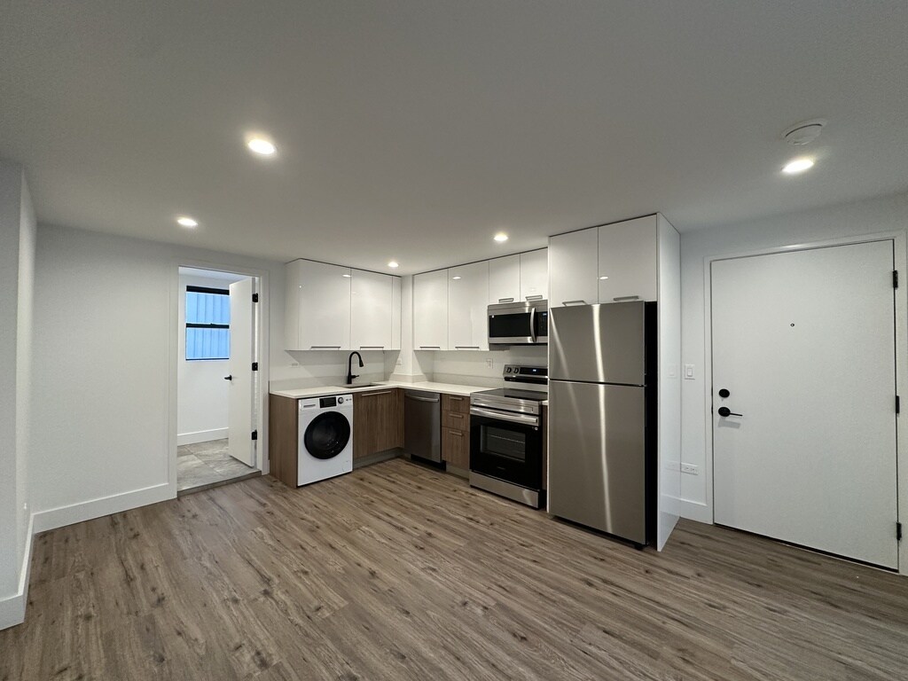 Building Photo - 941 W Carmen Ave