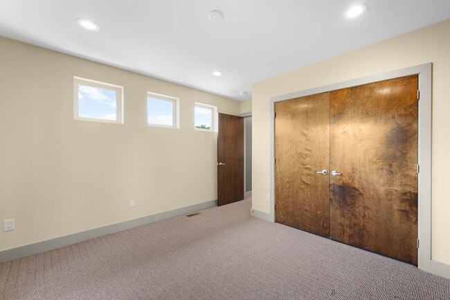 Building Photo - LUX 4BD, 5BA SloHi Home with Finished Base...