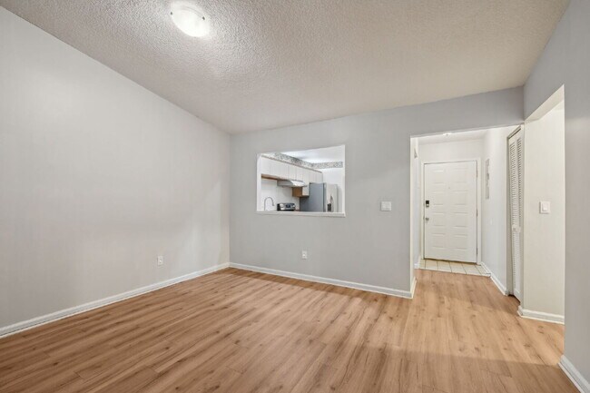 Building Photo - Charming Townhouse Retreat for Rent!