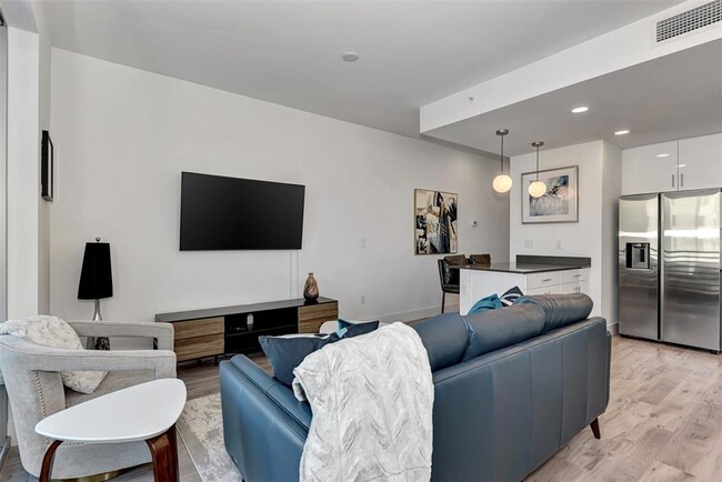 Building Photo - 1703 N Tamiami Trl
