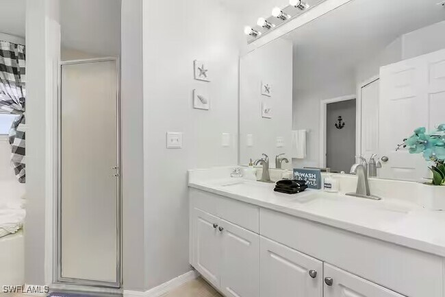 Building Photo - 2705 SW 11th Pl