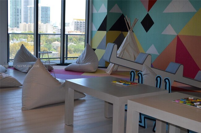 Building Photo - 121 NE 34th St