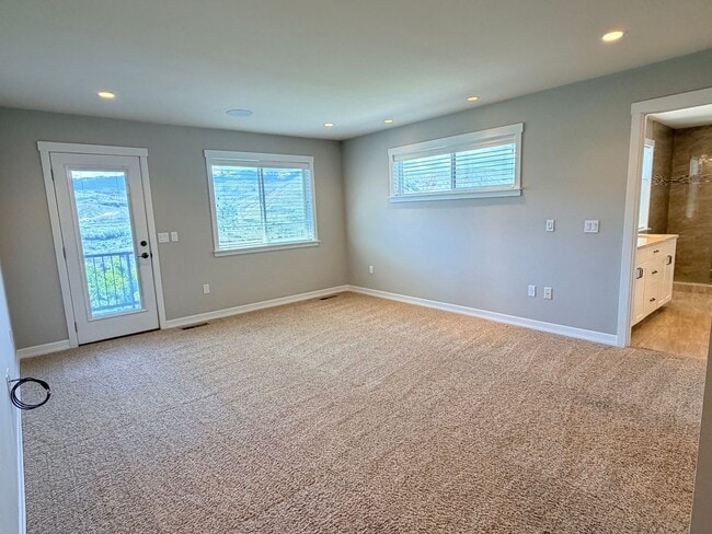 Building Photo - Luxury, golf course living with VIEWS! 3+ bed, 3 bath, three car garage and so much more!