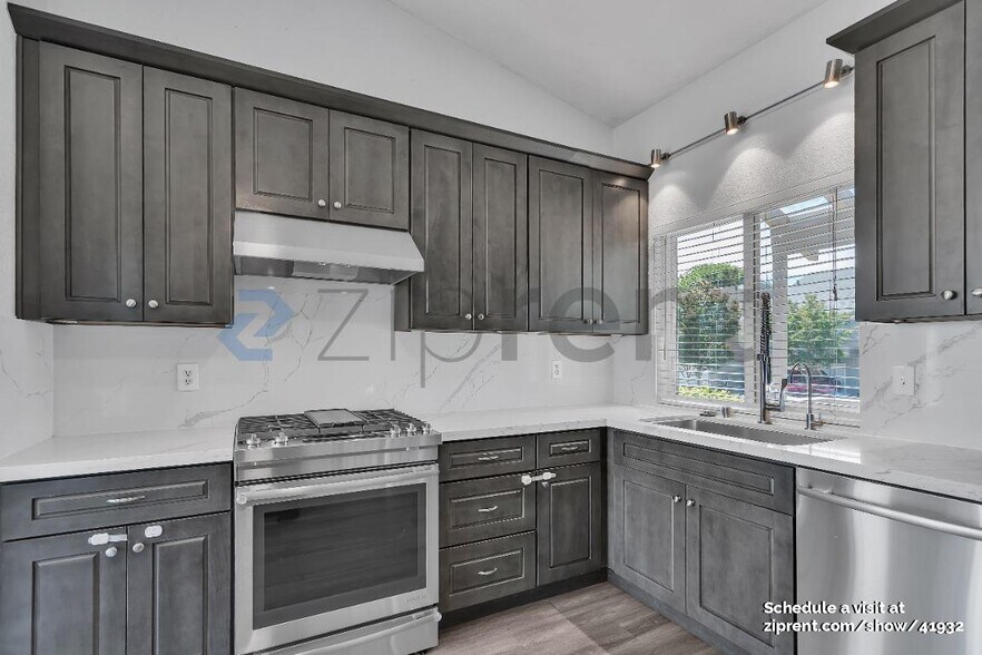 Building Photo - 527 Bustos Pl