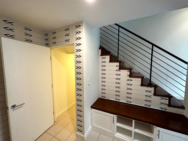 Building Photo - Fantastic 4 story Townhome - 3 bed - 3.5 b...