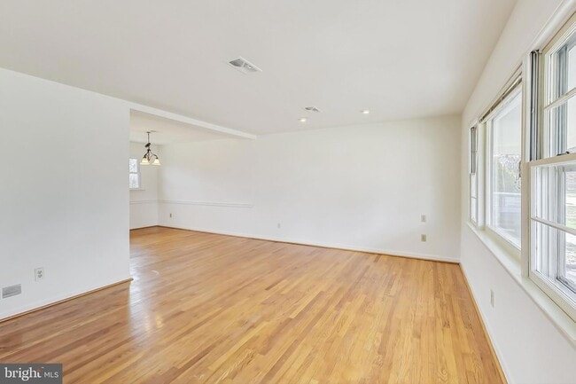 Building Photo - 1208 Pinewood Dr