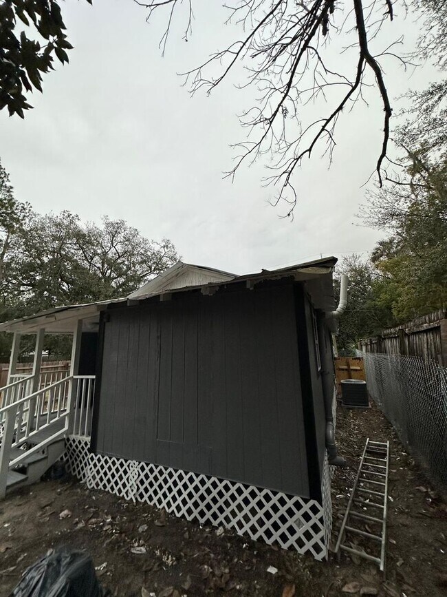 Building Photo - Fully Renovated 3/1 Single Family House Available for Immediate Rent!