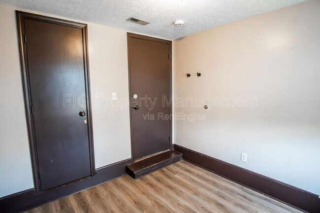 Building Photo - 1709 E 5th Ave