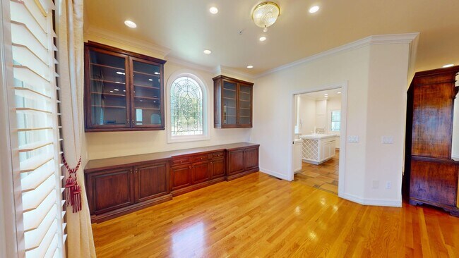 Building Photo - Spacious 4-bedroom 4.5 bath Home in a Gated Complex