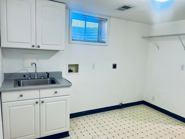 Building Photo - Simpson310