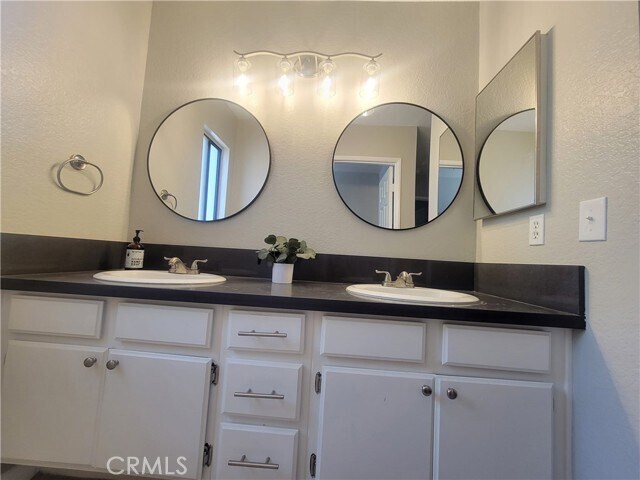 Building Photo - 28973 Willow Creek Ln