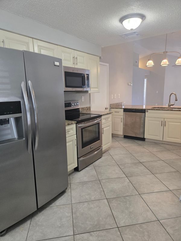 Building Photo - 787 Arthurs Ct