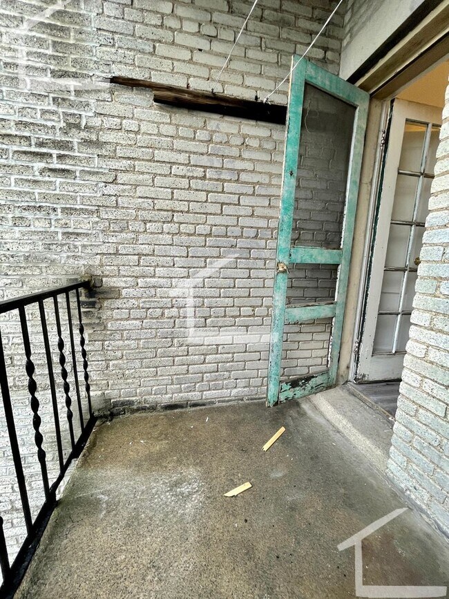 Building Photo - No Brokers Fee, No Security Deposit, Heat, Hot Water Included, Laundry on a Site