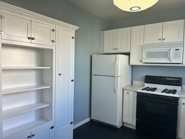 Building Photo - Russian Hill Large Studio Condo!