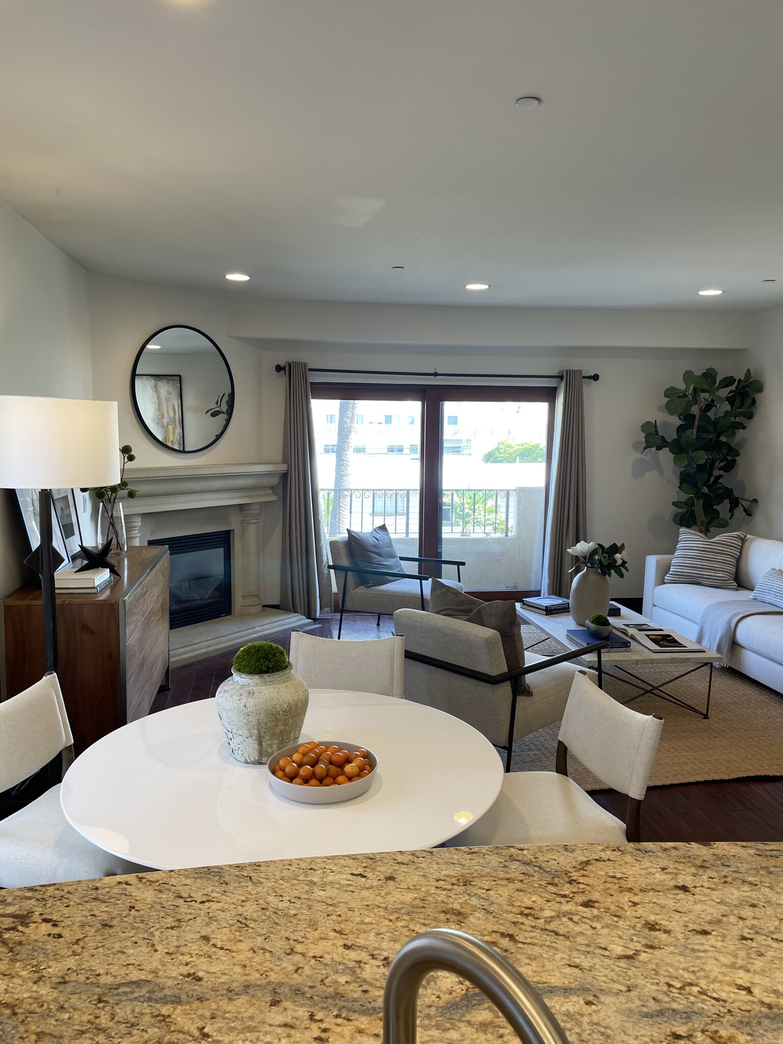 Building Photo - 1215 Armacost Ave