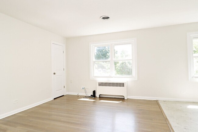 Building Photo - Student + Pet-Friendly Apartment With Ting Fiber Internet